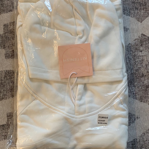 Kittenish white hoodie with pink lettering - Picture 2 of 3